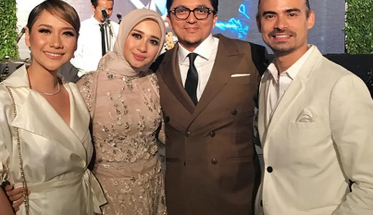 Laudya Cynthia Bella dan Engku Emran menikah di Malaysia pada 8 September 2017 dalam sebuah perayaan sederhana. Setelah di Malaysia, pasangan ini menggelar resepsi kedua di Bandung, Jawa Barat, Minggu (8/10/2017). (Instagram/laudyacynthiabella)