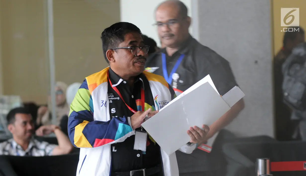 Dirjen Otonomi Daerah Kementerian Dalam Negeri, Soni Sumarsono bersiap menjalani pemeriksaan di gedung KPK, Jakarta, Kamis (9/8). Sumarsono menjalani pemeriksaan sebagai saksi untuk tersangka Gubernur Aceh nonaktif Irwandi Yusuf. (Merdeka.com/Dwi Narwoko)