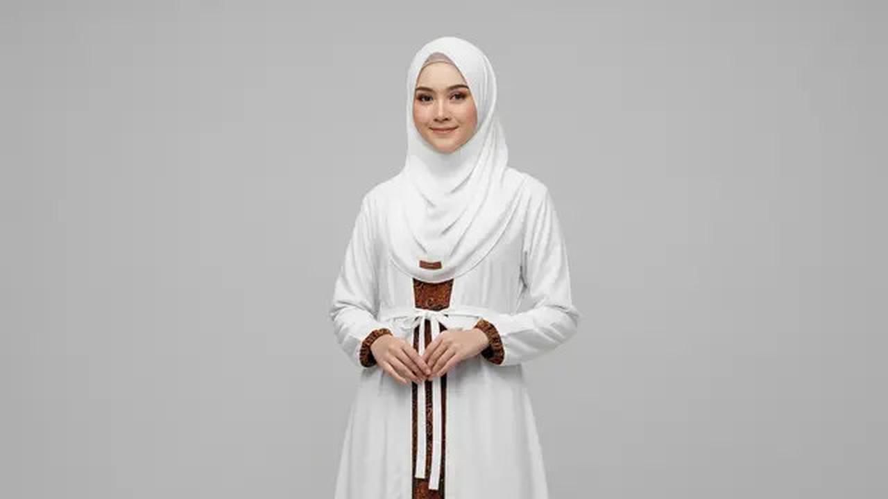 7 Model Gamis Batik Kombinasi Kain Polos Tren 2025, Tampil Anggun dan Modern