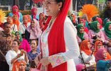 Anggunnya Sri Mulyani Berkebaya, Jadi Peragawati Lenggak Lenggok Depan Istana
