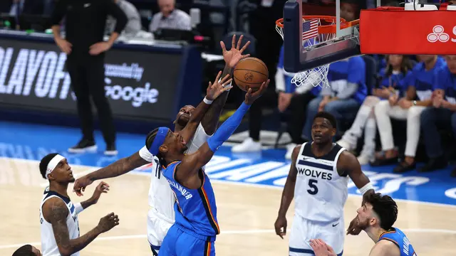 Pemain Thunder Shai Gilgeous Alexander menerobos pertahanan Timberwolves di final Wilayah Barat NBA