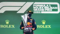Max Verstappen pernah menjadi pemenang di Formula 1 GP Belgia 2021. Balapan tersebut menjadi salah satu balapan paling aneh di F1. Setelah tertunda beberapa jam karena hujan, akhirnya balapan digelar di belakang safety car dan hanya berlangsung selama dua lap saja. Verstappen yang mendapatkan pole position tentu diuntungkan. Pebalap asal Belanda tersebut berhasil finis nomor satu disusul oleh pebalap Williams, George Russell. (AFP/John Thys)