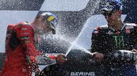Jack Miller (kiri) dan Fabio Quartararo di podium MotoGP Prancis 2021. (Jean-Francois MONIER / AFP)