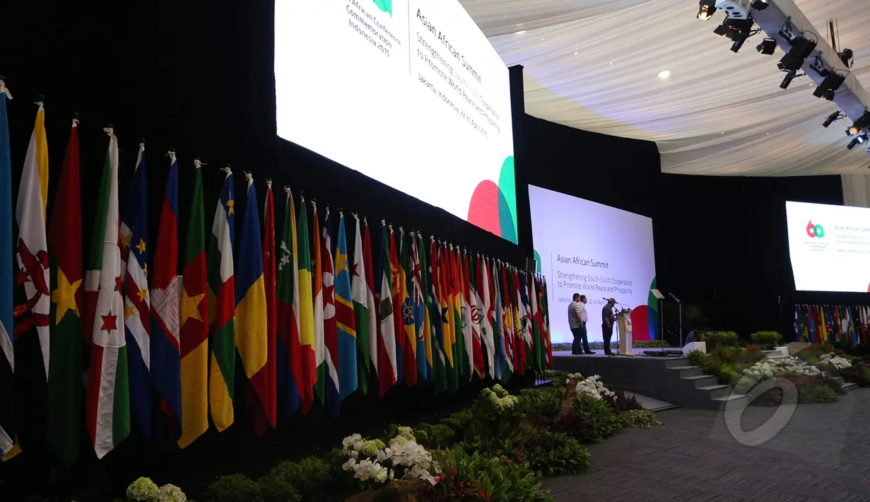 Panitia terus memastikan semua peralatan dalam kondisi baik jelang pembukaan Asian-African Summit dalam rangka peringatan ke-60 Konferensi Asia Afrika di Jakarta Convention Centre, Jakarta, Selasa (21/4/2015). (Liputan6.com/Herman Zakharia)