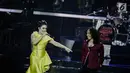 Vokalis grup band Slank, Kaka berduet dengan Diva Indonesia, Krisdayanti dalam konser Slank In Love di Jakarta, Selasa (27/2). Judul lagu Pandangan Pertama dibawakan Krisdayanti dan  Kaka dengan mesra. (Liputan6.com/Faizal Fanani)