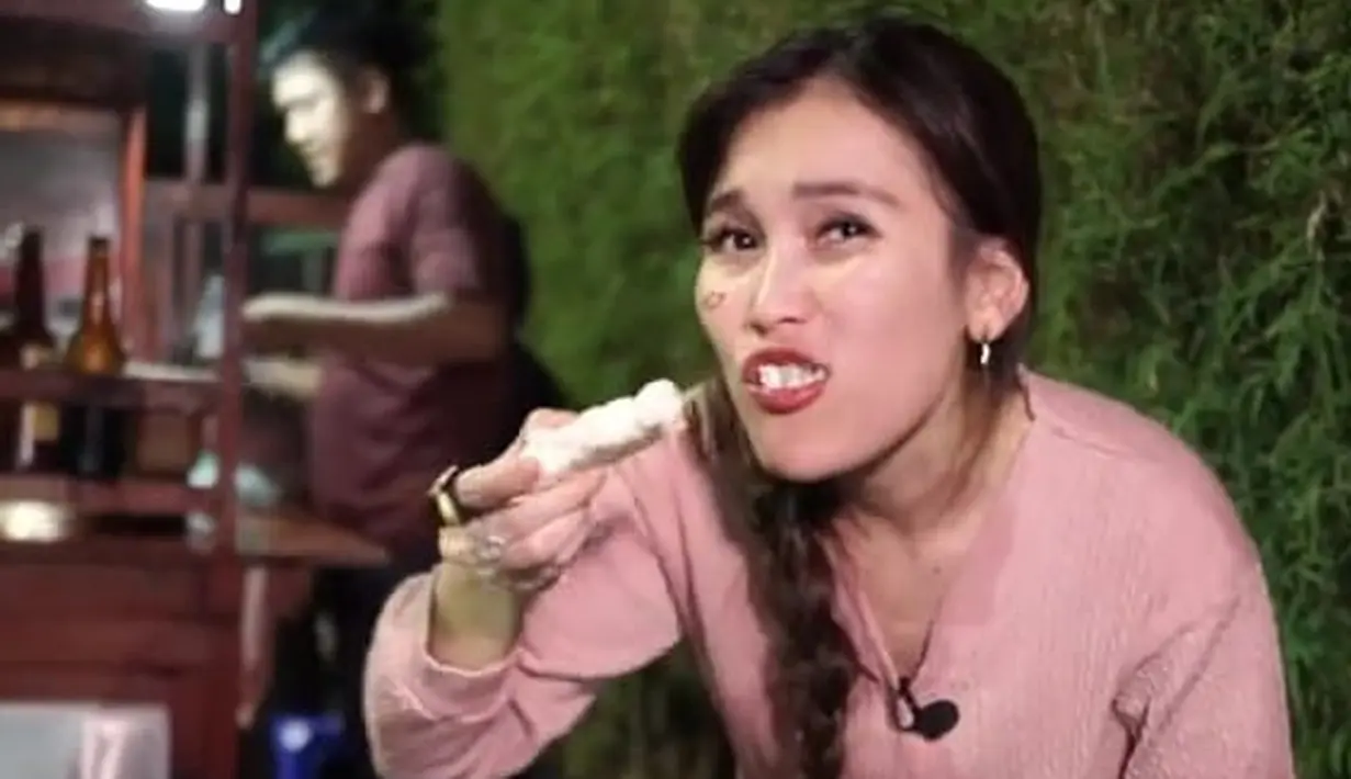 <p>Tak lupa, Ayu Ting Ting juga menyantap kerupuk sebagai menu pendamping yang paling cocok dengan bakso. (Foto: YouTube/ Qiss You TV via TikTok)</p>