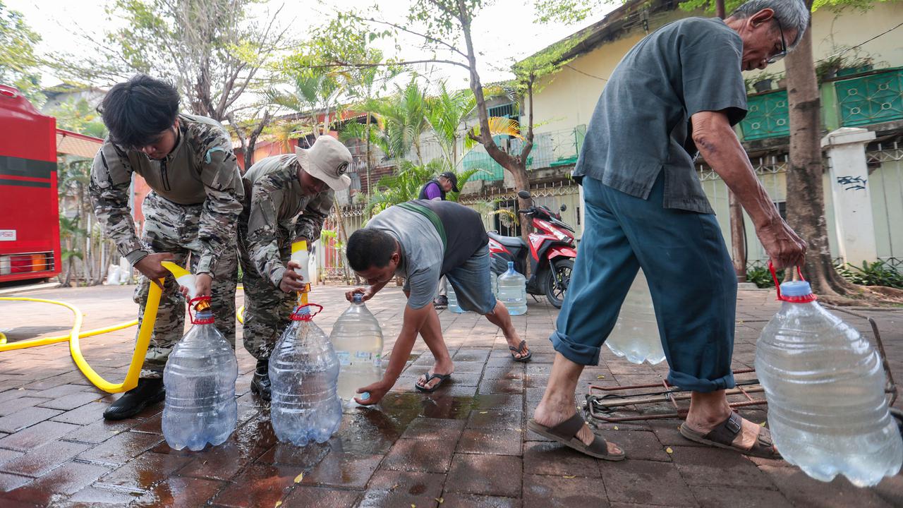 Warga Lenteng Agung Antre Air Bersih