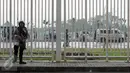Personel polisi berjaga di sekitar pagar Stadion Pakansari, Kab Bogor, Sabtu (11/3). Jelang laga perebutan tempat ketiga Piala Presiden 2017 antara Semen Padang vs Persib, keamanan Stadion Pakansari diperketat. (Liputan6.com/Helmi Fithriansyah)