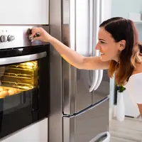 ilustrasi memanaskan oven/Andrey_Popov/Shutterstock