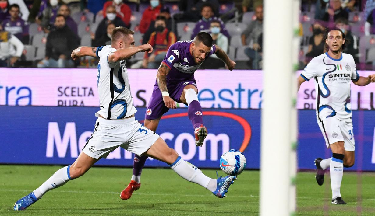 Cristiano Biraghi. Bek kiri Italia berusia 29 tahun ini telah 5 musim memperkuat Fiorentina sejak didatangkan dari Pescara pada awal musim 2017/2018 dengan status pinjaman yang akhirnya dipermanenkan di musim berikutnya. Jabatan kapten tim baru disandangnya pada awal musim 2021/2022. Berkat kepemimpinannya ia sukses membawa La Viola finis di posisi ke-7 Liga Italia 2021/2022 dan berhak berlaga di Europa Conference League musim 2022/2023. (AFP/Andreas Solaro)