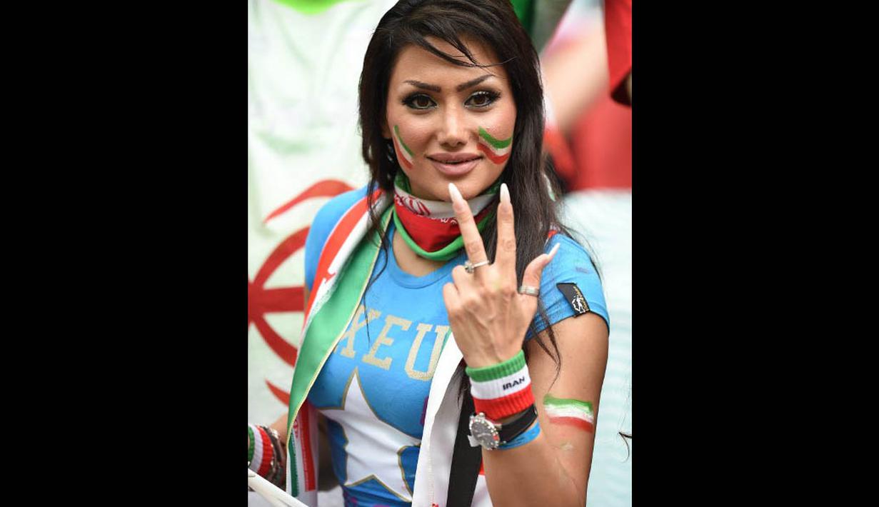 Fans cantik Iran memperlihatkan gestur tubuh yang menunjukkan jemarinya saat Iran kontra Bosnia-Hercegovina the Fonte Nova Arena pada 25 juni 2014 (AFP PHOTO/JAVIER SORIANO)