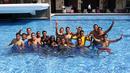 Para Pemain Semen Padang  saat berfoto bersama sambil berenang di Kolam Renang Hotel Adhiwangsa, Solo, Minggu(13/12/2015). (Bola.com/Nicklas Hanoatubun)