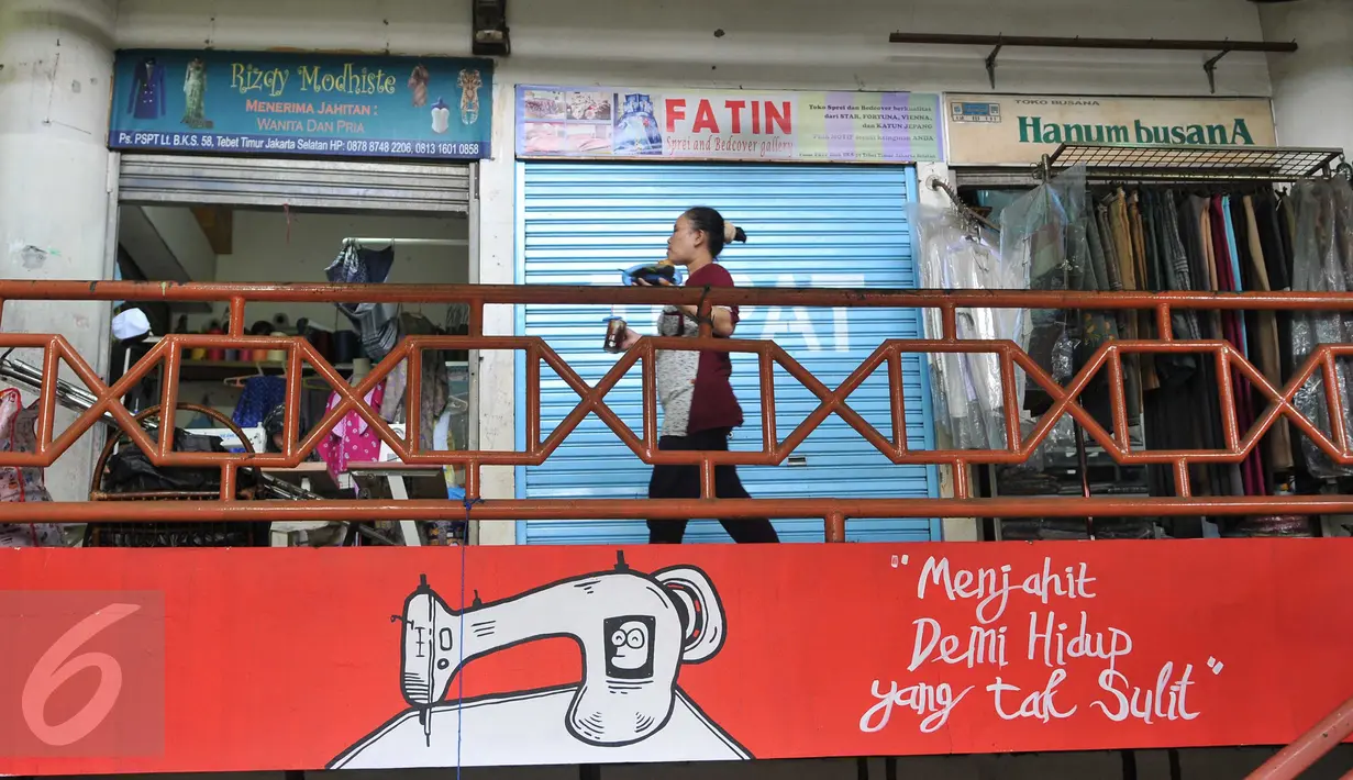 Sebuah lukisan mural terpampang di tembok Pasar PSPT, Tebet, Jakarta (14/11/2015). Keberadaan seni mural di pasar ini bisa membuat pengunjung tersenyum. (Liputan6.com/ Gempur M Surya)