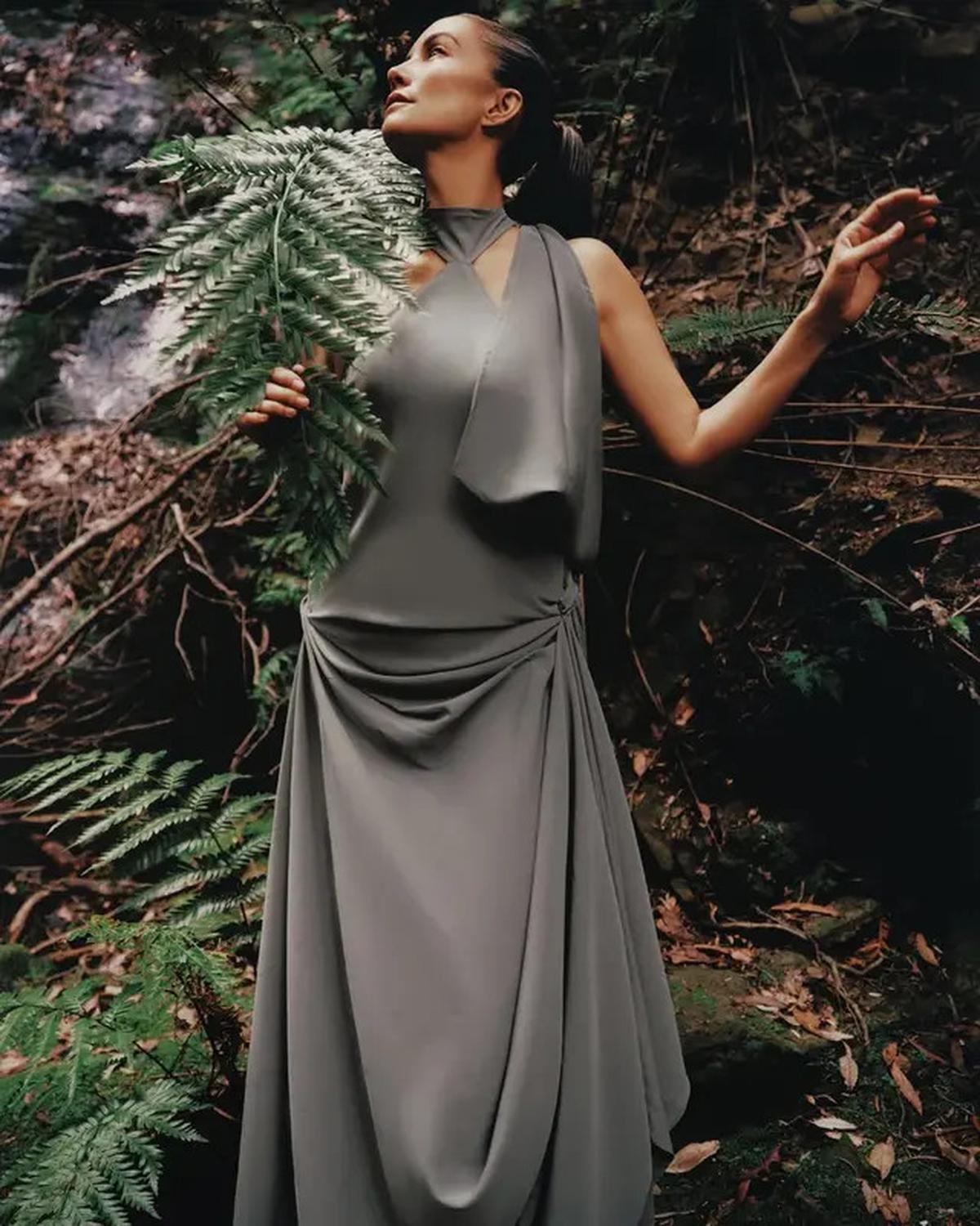Tampilan Sleek Nadya Hutagalung di Majalah Vogue Filipina, Pamerkan Wajah Minim Kerutan di Usia 50 Tahun