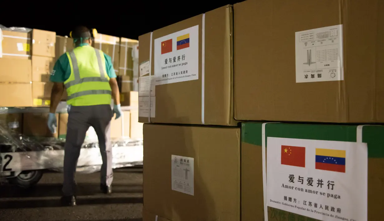 Pekerja menurunkan suplai medis dari China di Bandara Internasional Simon Bolivar, Venezuela (30/3/2020). China mengirimkan tim ahli medis ke Venezuela untuk membantu melawan COVID-19, demikian diumumkan Juru Bicara Kementerian Luar Negeri China Hua Chunying. (Xinhua/Marcos Salgado)