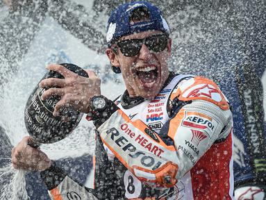 Pembalap Repsol Honda, Marc Marquez, melakukan selebrasi usai menjuarai MotoGP Thailand di Sirkuit Buriram, Minggu (6/10/2019). Pembalap asal Spanyol itu menyudahi balapan 26 lap dengan catatan waktu 39 menit 36,223 detik. (AFP/Lillian Suwanrumpha)