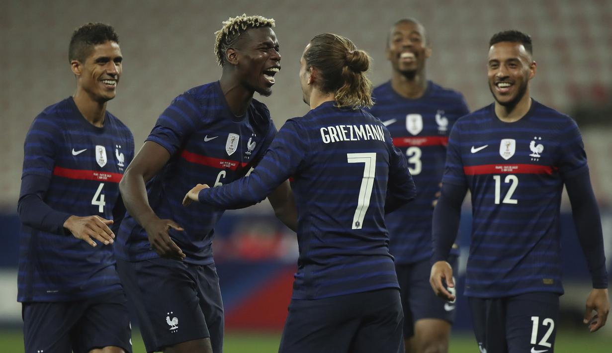 Para pemain Prancis merayakan gol kedua ke gawang Wales yang dicetak striker Antoine Griezmann (tengah) dalam laga uji coba menjelang berlangsungnya Euro 2020 di Allianz Riviera Stadium, Nice, Rabu (2/6/2021). Prancis menang 3-0 atas Wales. (AP/Daniel Cole)