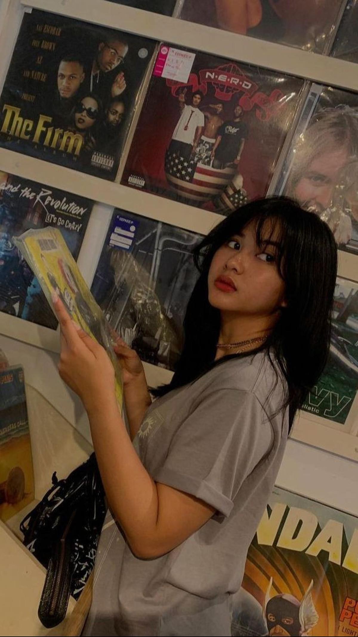 Dengan total lebih dari 100 judul FTV di bawah namanya, Adinda Azani telah menempatkan dirinya sebagai salah satu figur utama dalam industri tersebut, mengumpulkan pujian dan pengakuan yang mengesankan.<br>