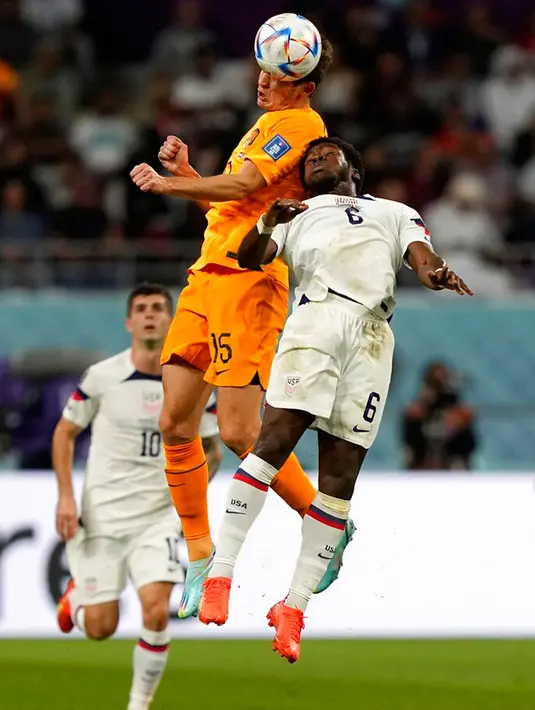 Pemain Belanda Marten de Roon (kiri) berebut bola udara dengan pemain Amerika Serikat Yunus Musah pada pertandingan sepak bola babak 16 besar Piala Dunia 2022 di Stadion Internasional Khalifa, Doha, Qatar, 3 Desember 2022. Belanda melaju ke perempat final Piala Dunia 2022 usai menaklukkan Amerika Serikat dengan skor 3-1. (AP Photo/Martin Meissner)