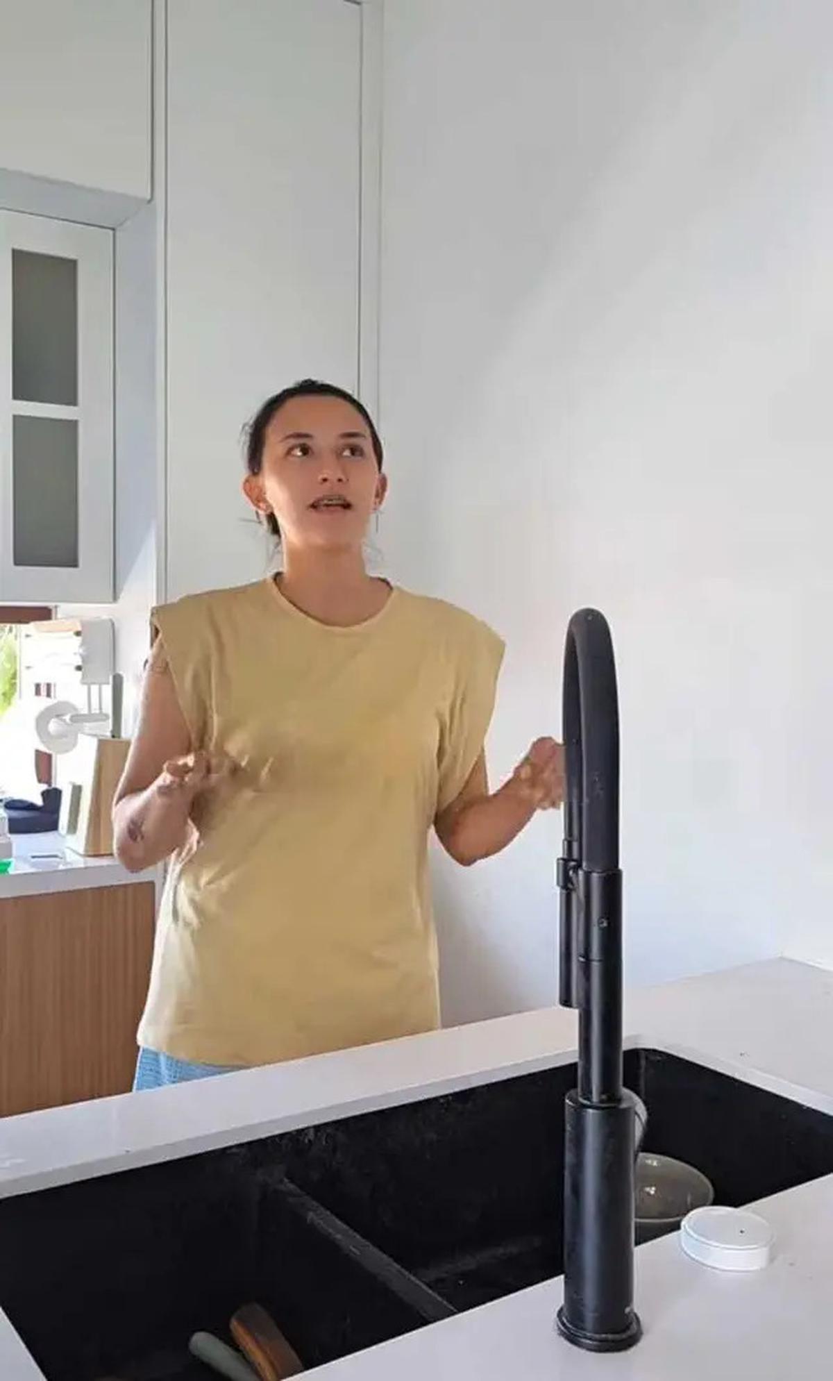 5 Foto Dapur Rumah Dahlia Poland, Minimalis dengan Nuansa Putih dan Sentuhan Kayu