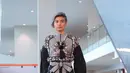 Model membawakan busana Danny Satriadi dengan tema Arkamaya dalam fashion show di Terminal 3 Ultimate Bandara Soekarno Hatta, Tangerang, Banten, Rabu (20/7). (Liputan6.com/Angga Yuniar)