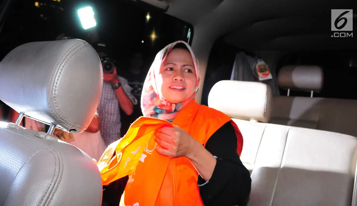 Hakim PN Tipikor Bengkulu nonaktif, Dewi Suryan berada di mobil tahanan usai menjalani pemeriksaan di KPK, Jakarta, Selasa (19/9). Dewi Suryana diperiksa terkait dugaan korupsi dana kegiatan rutin APBD 2013-2014 Kota Bengkulu. (Liputan6.com/Helmi Afandi)