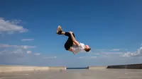 How to do a backflip for beginners. (Photo: Freepik)