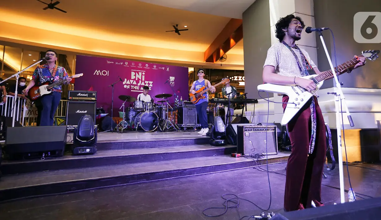 <p>Musisi Oslo Ibrahim tampil pada BNI Java Jazz On The Move yang diselenggarakan di Mall of Indonesia, Jakarta, Minggu (24/04/2022). Penyelenggaraan BNI Java Jazz Festival akan mengahdirkan artis internasional seperti PJ Morton, Alex Porat, Keyon Harrold, Gabe Bondoc, Hablot Brown hingga The Bad Plus merupakan momen kebangkitan festival offline di Indonesia setelah hampir 2 tahun tidak terlaksana akibat pandemi. (Liputan6.com/HO/Rizki)</p>