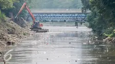 Warga menonton alat berat mengeruk kali Ciliwung di jalur Manggarai, Jakarta, Selasa (12/7). Cegah pendangkalan, Dinas Tata Air DKI Jakarta keruk kali Ciliwung. (Liputan6.com/Yoppy Renato)