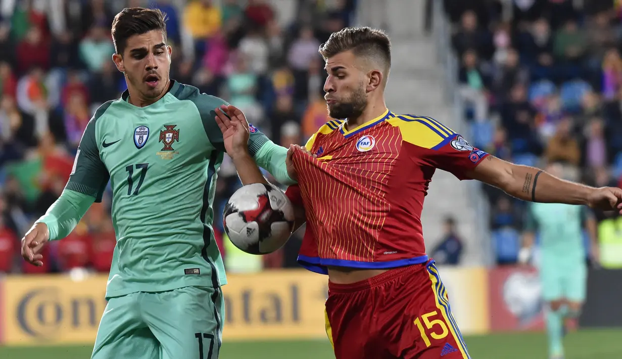 Pemain timnas Portugal, Andre Silva berebut bola dengan pemain Andorra, Moises San Nicolas pada Kualifikasi Piala Dunia 2018 zona Eropa di Stadion Nasional Andorra, Minggu (8/10). Portugal menang 2-0 lewat gol Ronaldo dan Andre Silva. (PASCAL PAVANI/AFP)