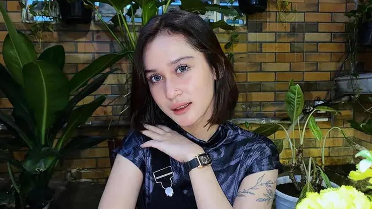 7 Potret Luna Alhamdy Dikabarkan Dekat Virgoun, Pamer Foto Bareng
