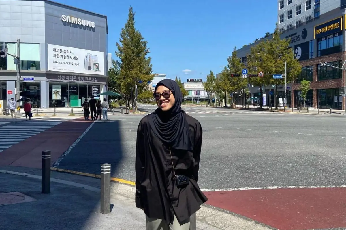 Potret Cantik Megawati Hangestri dengan Kerudung Hitam saat di Luar Lapangan