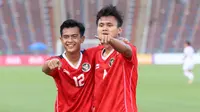 Pemain Timnas Indonesia U-22, Komang Teguh Trisnanda (kanan) melakukan selebrasi bersama Pratama Arhan setelah mencetak gol ke gawang Timnas Vietnam U-22 pada laga semifinal sepak bola SEA Games 2023 di Olympic Stadium, Phnom Penh, Kamboja, Sabtu (13/05/2023). (Bola.com/Abdul Aziz)