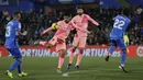 Striker Barcelona, Luis Suarez, melepaskan tendangan ke gawang Getafe pada laga La Liga di Stadion Alfonso Perez, Minggu (6/1). Barcelona menang 2-1 atas Getafe. (AP/Manu Fernandez)