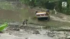 Sejak terbawa arus, mobil ini masih dibiarkan teronggok di tengah sawah