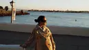 Ditambah kacamata hitam sebagai aksesoris, penampilan ini menjadi bukti bahwa tampilan sederhana bisa tetap terlihat fashionable. [@nikitawillyofficial94]