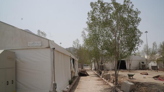 Melihat persiapan tenda jemaah di Arafah jelang puncak haji 2022. (Foto: MCH)