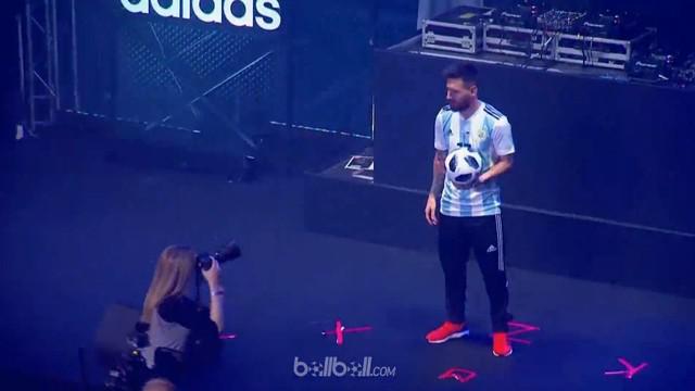 Lionel Messi, Zinedine Zidane dan Ricardo Kaka berkesempatan pamerkan bola Piala Dunia 2018. This video is presented by Ballball.