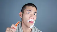 Seorang pria sedang mencukur rambut wajah. (depositphotos/eakmoto)