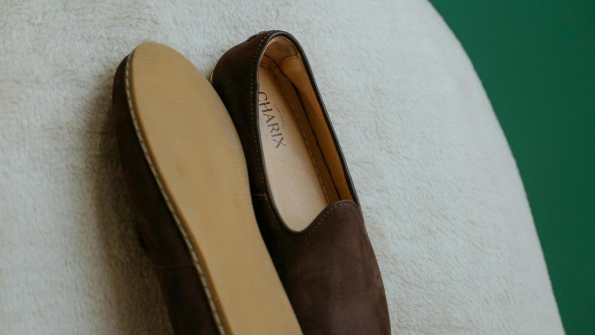 Cara Efektif Bersihkan Sepatu Suede yang Kusam, Jangan Sembarangan!