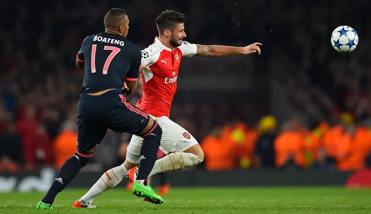 Penyerang Arsenal, Olivier Giroud (kanan) berusaha melewati bek Muenchen, Jerome Boateng pada pertandingan liga Champions di Emirates Stadium, London, Inggris  (20/10/15). Arsenal menang atas Muenchen dengan skor 2-0. (Reuters/Dylan Martinez)