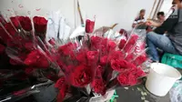Pedagang menata bunga mawar di kawasan Rawa Belong, Jakarta Barat, Rabu (13/2). Rata-rata bunga mawar ini jual dengan kisara Rp5000 hingga Rp10.000 pertangkai bunga. (Liputan6.com/Johan Tallo)