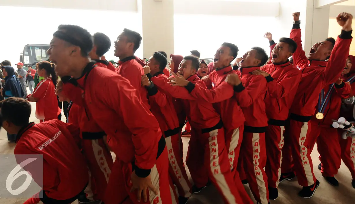 Tim Drum Band Putra Provinsi Banten mengekspresikan kegembiraan usai memastikan meraih emas nomor LKKB 4000 meter PON XIX Jabar di Stadion Pakansari, Bogor, Rabu (14/9). Ini emas pertama Banten di PON XIX Jabar. (Liputan6.com/Helmi Fithriansyah)