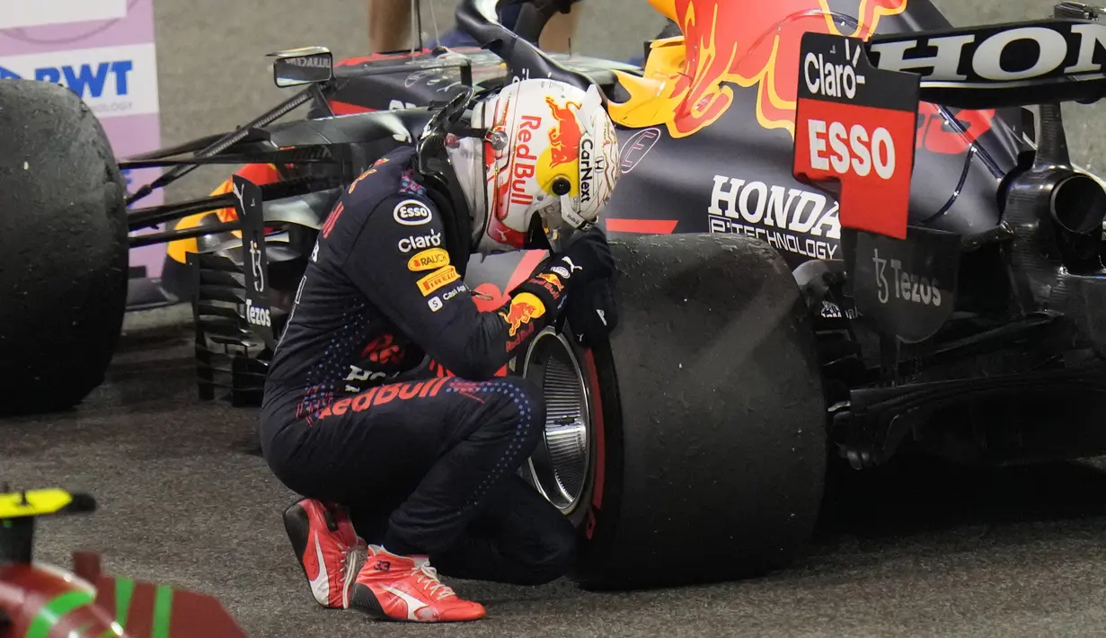 Persaingan penuh drama diakhir balapan membuat Verstappen tak bisa menutupi kebahagiannya usai finis pertama. Pemilihan strategi pergantian ban yang tepat membuat Verstappen bisa membalap Hamilton di Lap terakhir. (AP Photo/Hassan Ammar)