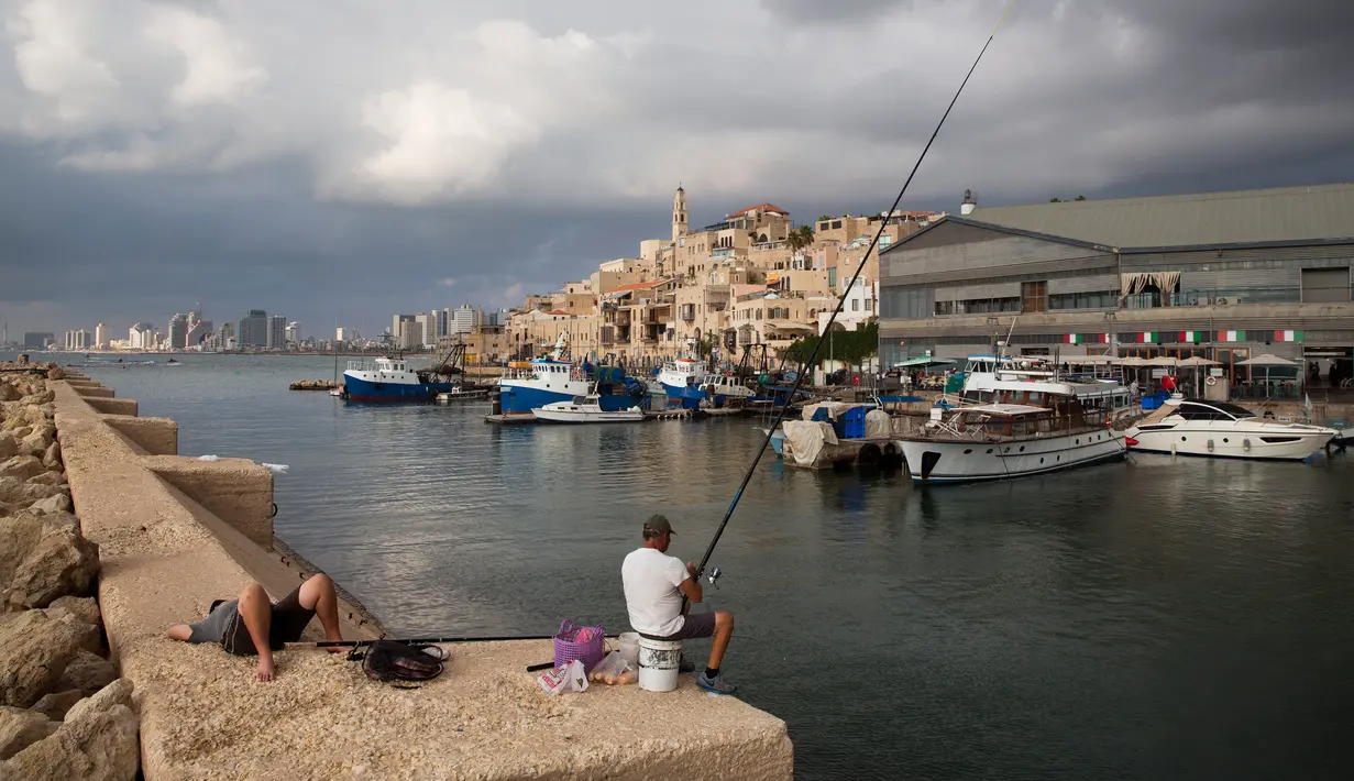 Nelayan memancing di Pelabuhan Jaffa, Israel, 21 Juli 2018. Pelabuhan Jaffa adalah tempat kuno dibagian selatan Tel Aviv, Israel yang menghadap ke Laut Mediterania. (AP Photo/Oded Balilty)