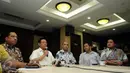 Fungsionaris Partai Golkar, Agung Laksono (ketiga kiri) memberikan keterangan terkait pengunduran diri Setya Novanto sebagai Ketua DPR RI di Jakarta, Kamis (17/12/2015). Agung mengungkapkan sudah menyiapkan nama pengganti. (Liputan6com/Helmi Fithriansyah)