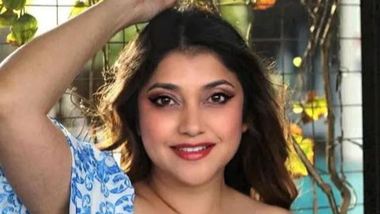 Meskipun telah lama meninggalkan panggung hiburan Indonesia, Sarah tetap aktif berbagi momen kegiatannya melalui media sosial.