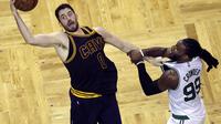 Kevin Love pimpin Cavaliers saat melawan Boston Celtics, pada babak Final NBA wilayah timur, Rabu (17/5/2017) (AP Photo/Charles Krupa)