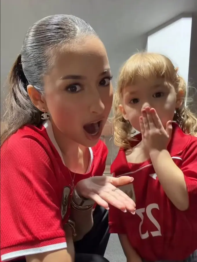 Jadi Supporter Justin Hubner, Gaya Jennifer Coppen dan Kamari Kompak Pakai Jersey Nomor 23 di Laga Timnas vs Bulgaria