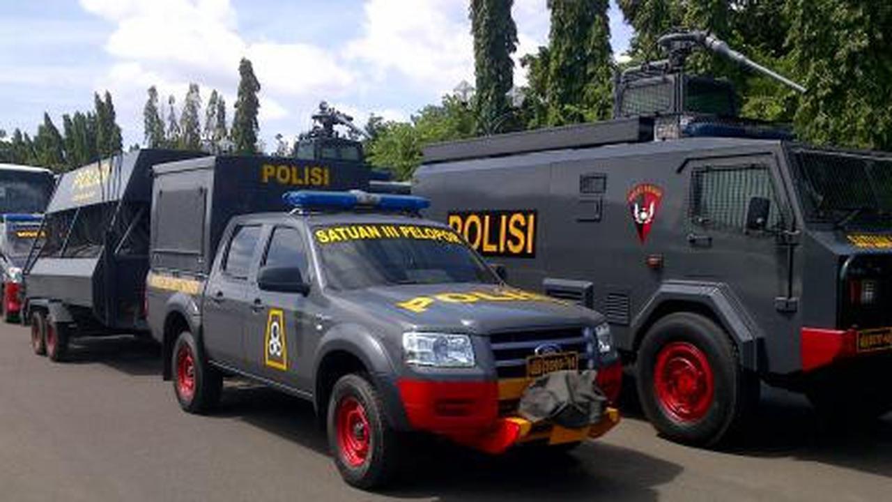 Buruh demo, barracuda dan water canon siaga di depan Istana